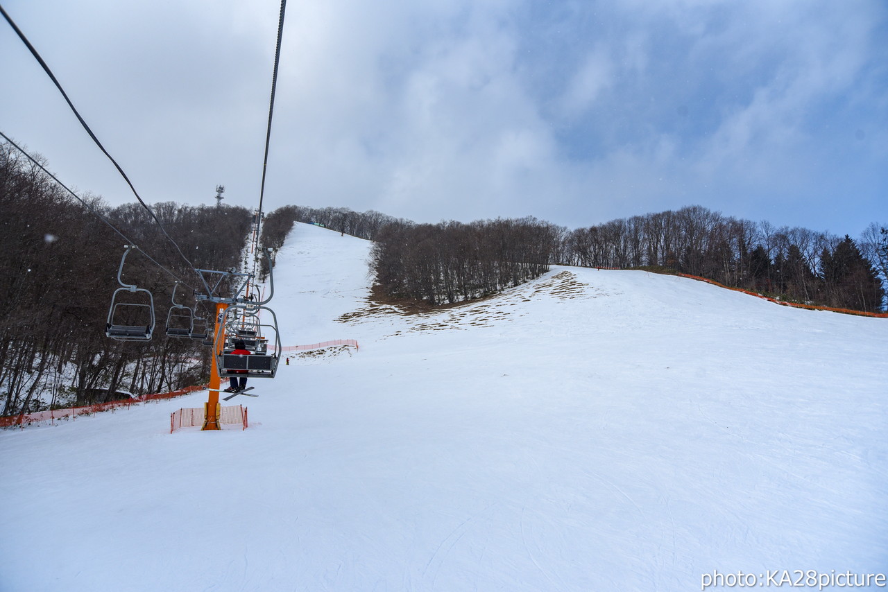 新得山スキー場　ゲレンデトップから滑走可能。ゲレンデ脇をJRの列車が走る十勝のローカルゲレンデ(^^)/